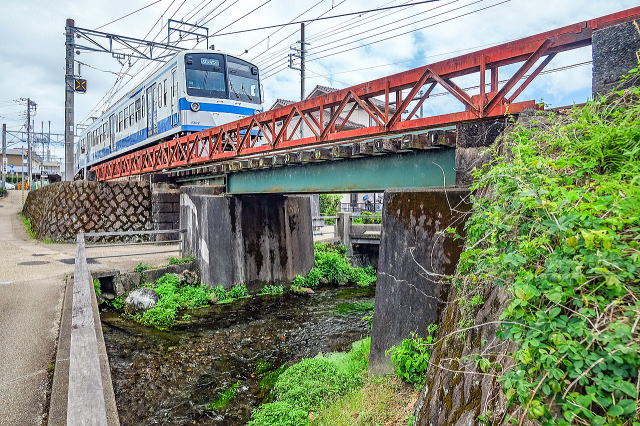 三島田町駅そばのガード下