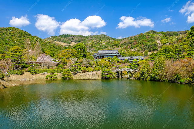 池越しにみた旧毛利家本邸（広角）