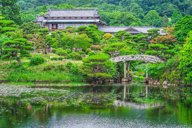 池越しにみた旧毛利家本邸（望遠）