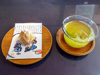 掬月亭のお茶と和菓子